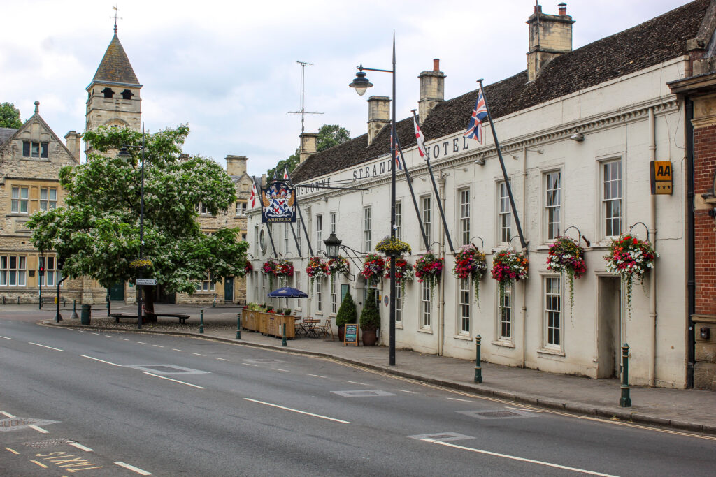 Executive airport transfers in Calne providing direct transport to hotels in the town centre