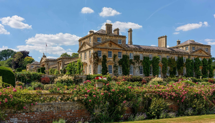 Executive airport transfers in Calne providing comfortable transport to Bowood House & Gardens