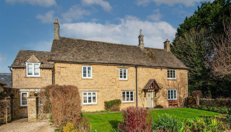 Traditional Cotswold stone house with a pitched roof and garden in Signet village near Burford