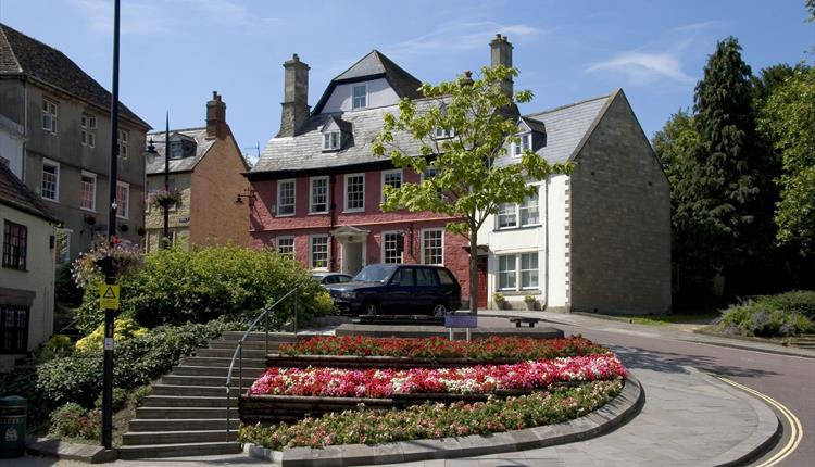 Executive airport transfers in Calne providing reliable transport to the town centre