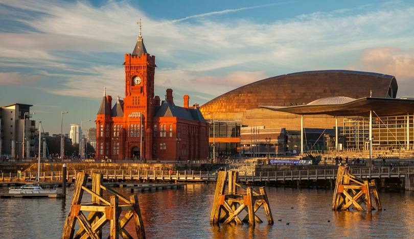 Waterfront view of Cardiff Bay with historic and modern landmarks, ideal for Cardiff airport transfers and chauffeur services.