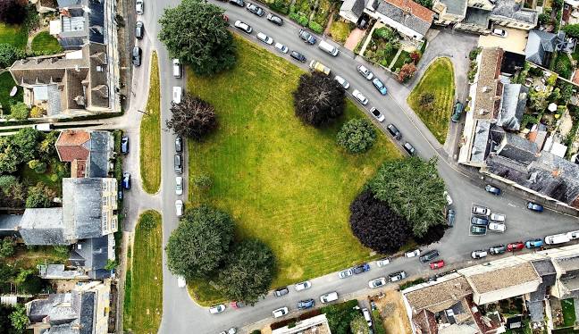 Executive airport transfers in Calne providing reliable transport across the town